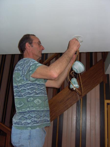 le p�re qui bricole... Attention!